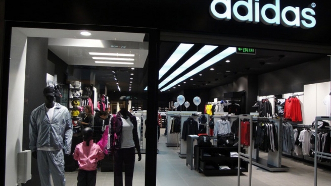 Продажи Adidas в России и СНГ упали на треть