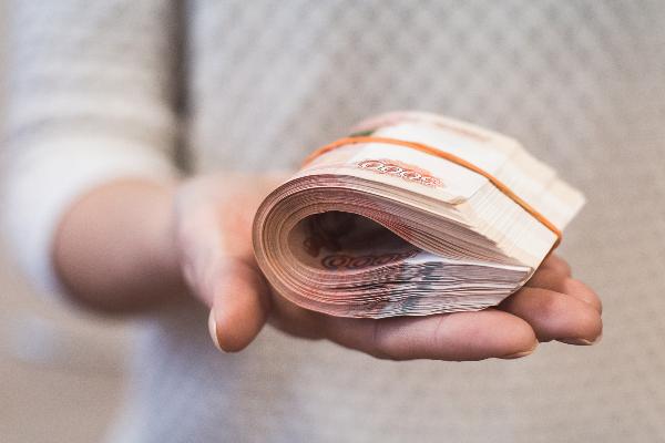 Больше половины москвичей считают, что умеют обращаться с деньгами