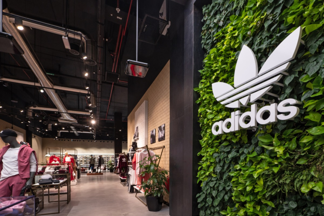 Mash: Adidas осенью не откроет свои магазины в России
