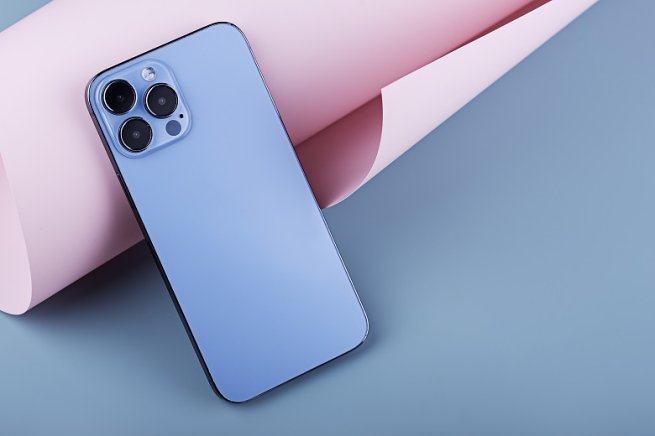 iPhone лидирует по продажам в рублях в России