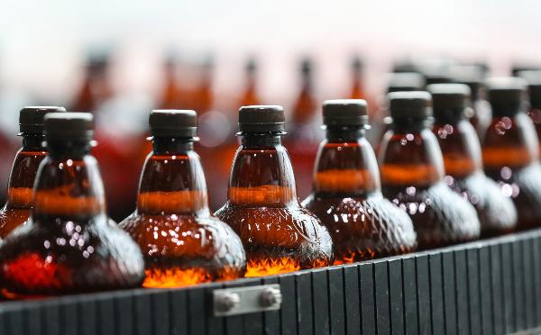 В России запретят производить и продавать крепкий алкоголь в пластике