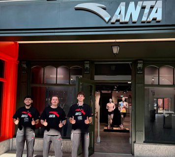 Китайский бренд Anta запустил торговую точку в петербургском аутлете