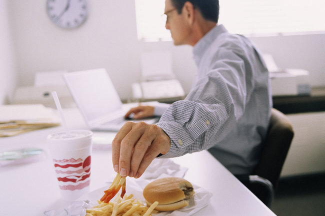 Исследование: четверть россиян не довольны питанием в течение рабочего дня