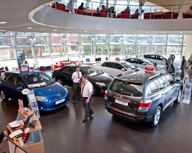 Продажи легковых автомобилей в России упали на 25,8%