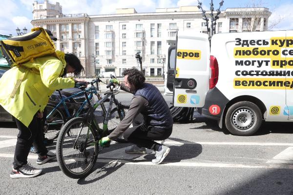 «Яндекс» открыл мобильные пункты диагностики велосипедов для курьеров