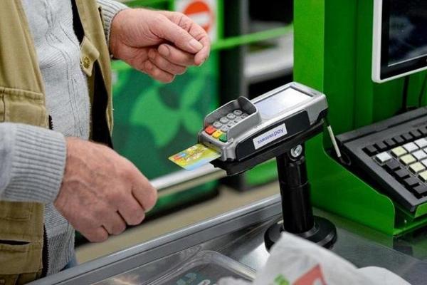 Сбербанк может запустить оплату ЖКХ и услуг связи на кассах магазинов уже осенью