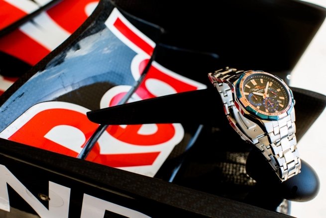 Casio выпустила часы совместно с командой Formula 1