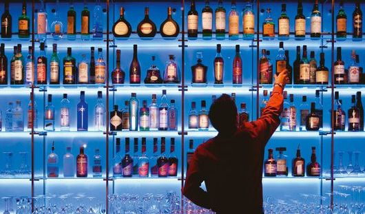 В России снизился спрос на дорогой алкоголь 