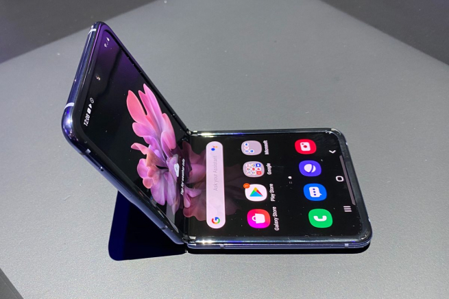 «Связной»: почти 80% от всех предзаказов Samsung Galaxy Z Flip пришлось на цвет «чёрный бриллиант»