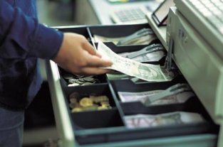 Оборот ритейла в России по сравнению с декабрем 2012 года упал на 27,1% Оборот ритейла в России по сравнению с декабрем 2012 года упал на 27,1%