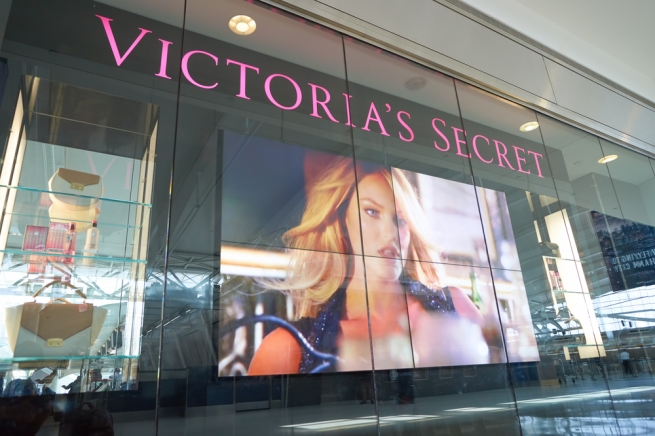 Fashion-дайджест: Victoria’s Secret как дискаунтер и магазины «Дефиле» нового формата