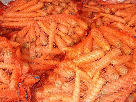 В российских магазинах продается морковь за 2500 рублей
