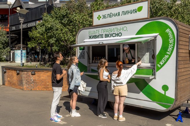 «Перекрёсток» запустил собственный фудтрак полезных перекусов