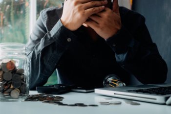 Рекордная долговая нагрузка: почему бизнес отдает кредиторам треть прибыли и чем это грозит