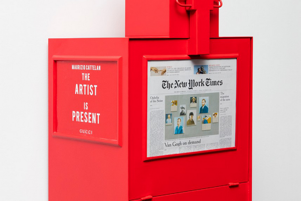 Gucci раздает фейковую газету на выставке в Шанхае