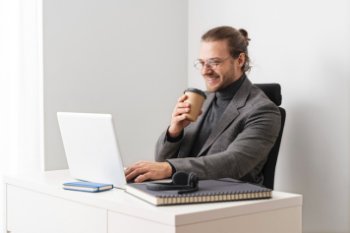 Почти четверть работодателей считают мемы в чатах помехой работе Почти четверть работодателей считают мемы в чатах помехой работе