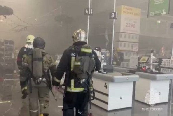 В новогоднем отделе «Леруа Мерлен» в Петербурге произошел пожар