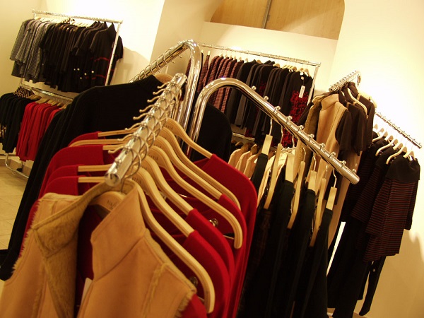 В феврале продажи в магазинах одежды упали на 22%