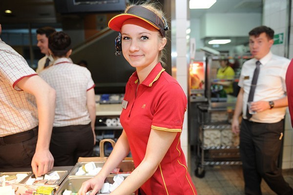 В большинстве ресторанов McDonald’s появятся официанты
