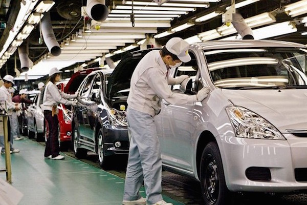 Чистая прибыль Toyota упала на четверть