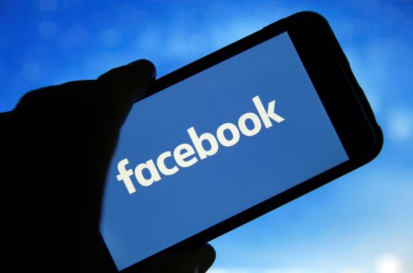 Связаться с брендами в Facebook теперь можно через рекламу в Stories