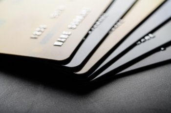 ЦБ хочет ограничить период использования карт с истекшим сроком
