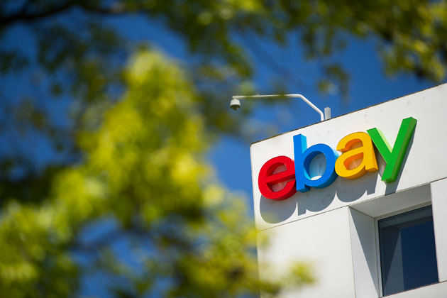 eBay оказался в центре скандала из-за продажи паранджи к Хэллоуину