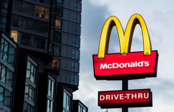 McDonald's прекращает тестировать применение ИИ после сбоев в заказах