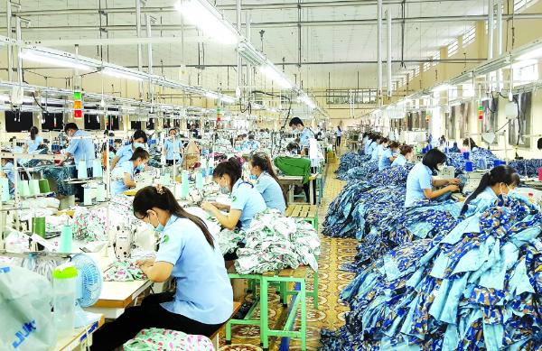 Вьетнам поднялся на второе место в мире по экспорту одежды