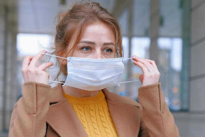 Роспотребнадзор рекомендовал сохранить из ограничений только ношение масок