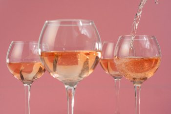Роскачество назвало лучшее российское розовое вино
