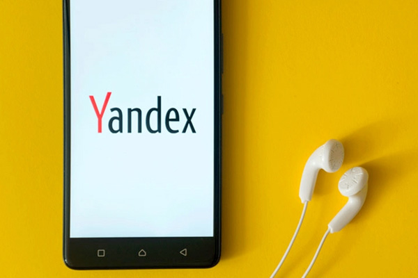 В Связном и Евросети появился в продаже Яндекс.Телефон