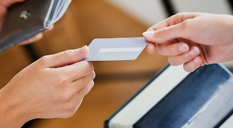 Больше четверти россиян платят в магазинах только картами