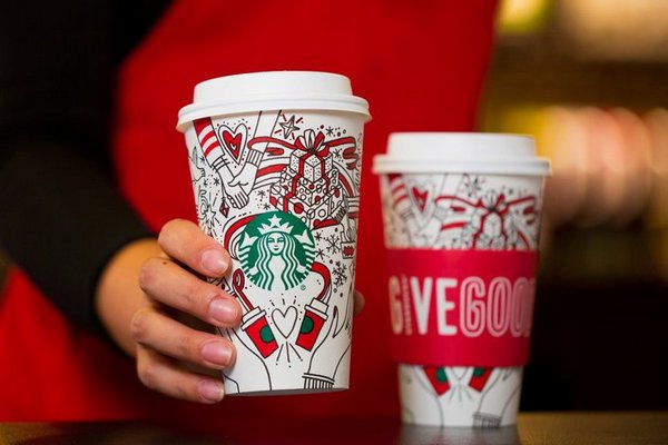 Рождественские стаканчики Starbucks снова в центре скандала: сеть кофеен обвинили в ЛГБТ-пропаганде 