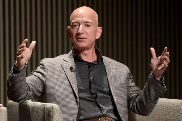 Dzheff Bezos Pokinet Post Gendirektora Amazon New Retail