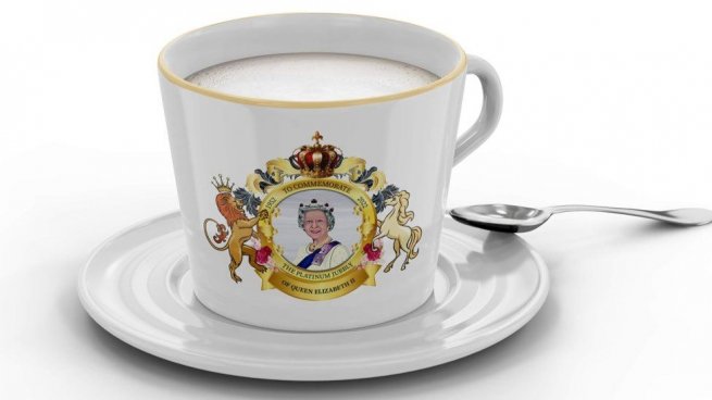К юбилею правления Елизаветы II выпустили сувенирные наборы с опечаткой