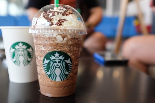 Starbucks открывает автоматизированные мини-кофейни в отделениях банков