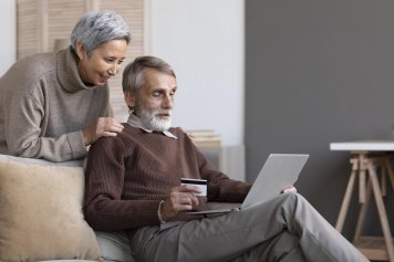 Т-Банк: доля онлайн-покупок у людей старшего поколения за 6 лет выросла в 2,4 раза