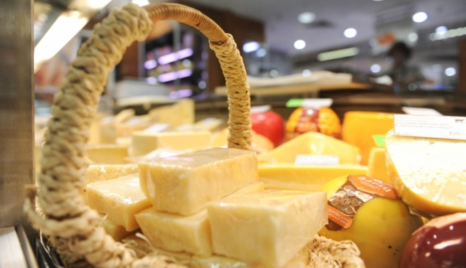 Импорт сыров сократился почти в два раза