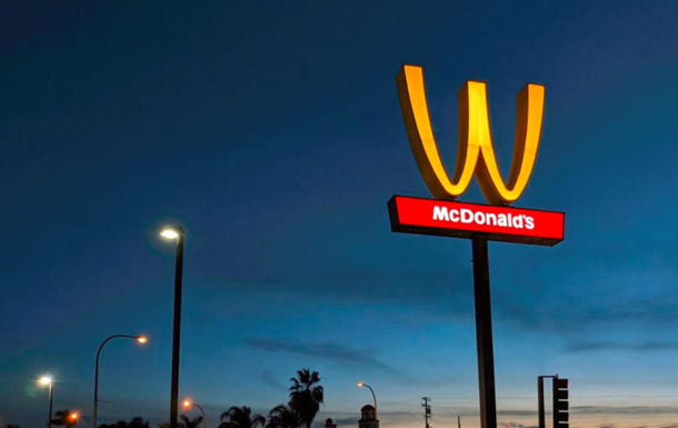 McDonald's впервые в истории изменил логотип в честь 8 марта