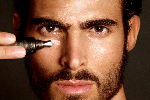 Chanel научит мужчин наносить макияж