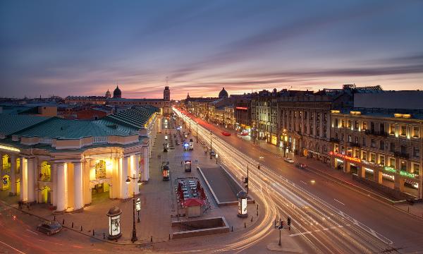Сувенирные магазины массово покидают главную торговую магистраль Петербурга