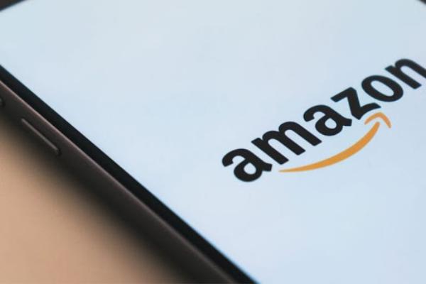 Ритейлер Amazon отчитался о рекордных продажах за квартал и лишился вице-президента