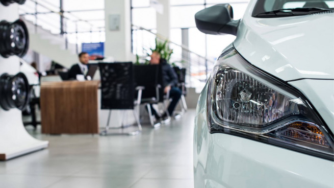 Самые дешевые машины в российских салонах стали стоить больше миллиона рублей