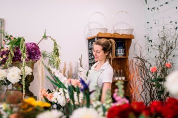 На что растёт спрос в свадебный сезон: какие цветы запрашивают торговые сети и цветочная розница