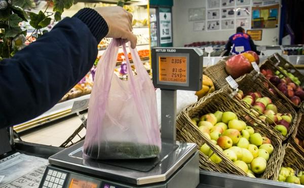 Роспотребнадзор советует запретить покупателям взвешивать продукты в магазинах Роспотребнадзор советует запретить покупателям взвешивать продукты в магазинах