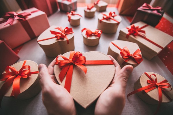 «Яндекс.Маркет» выяснил, сколько влюбленные тратят на подарки к 14 февраля 