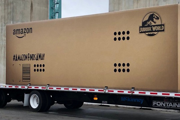 Amazon провезла по улицам Лос-Анджелеса коробку «с динозавром» 