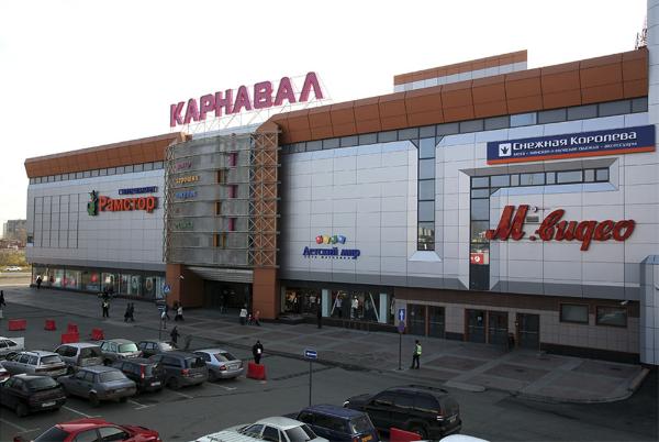 В Екатеринбурге ливень проломил крышу торгового центра