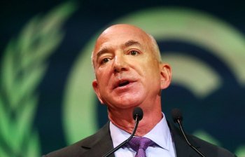 Джефф Безос выполнил план по продаже своих акций Amazon
